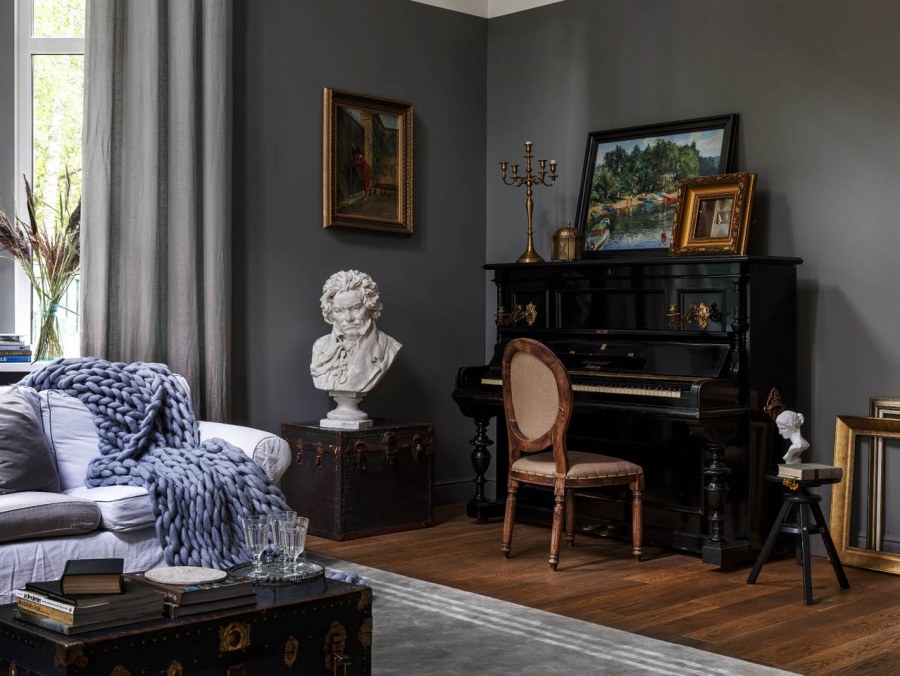 Гостиная в викторианском стиле с камином