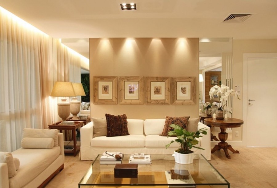 Освещение у дивана в гостиной