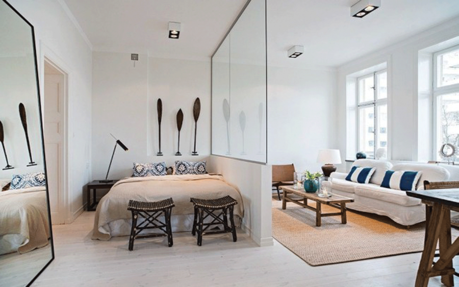 Спальня за перегородкой в интерьере