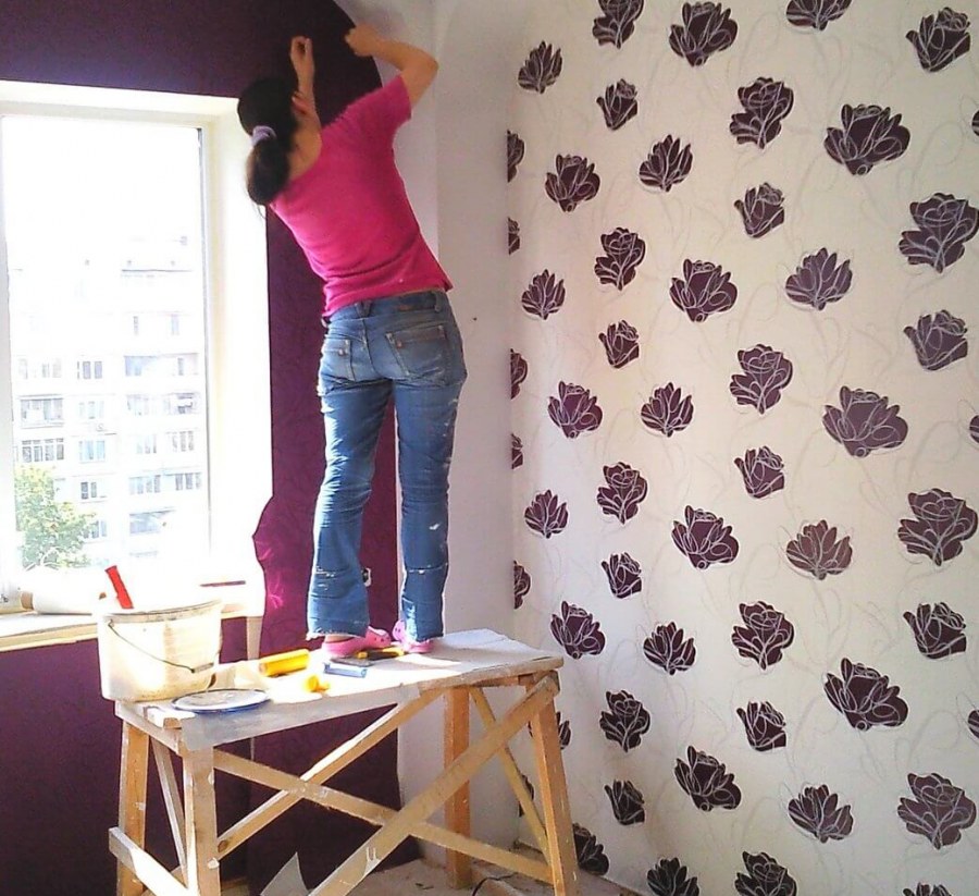 Наклеивание обоев на стены