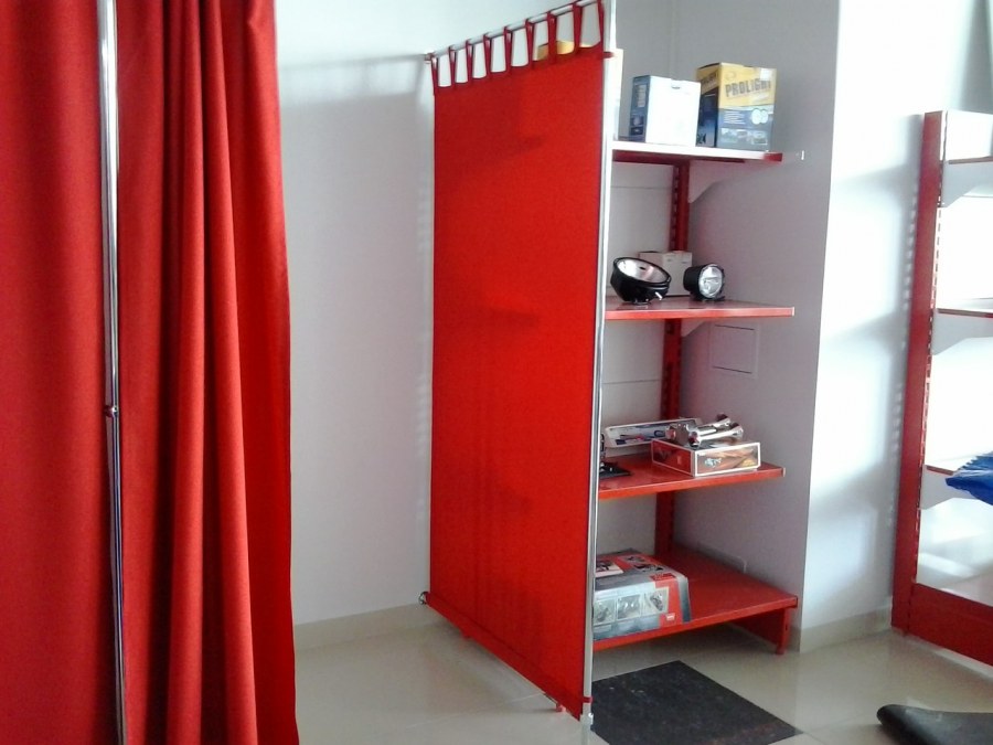 Узкая гардеробная комната