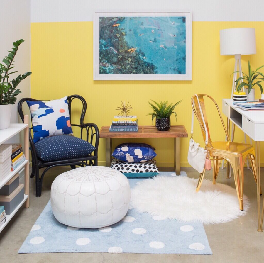 Комната в желтом цвете
