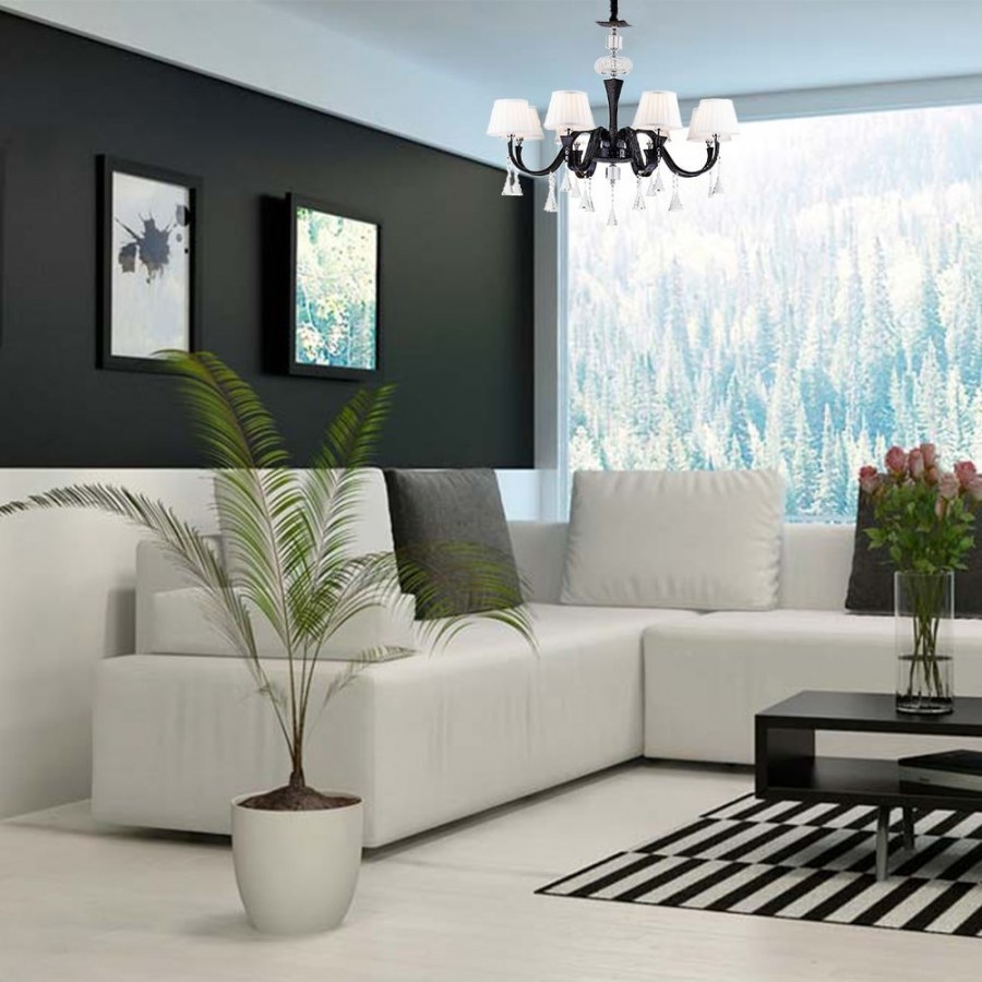 Светлые стены в гостиной