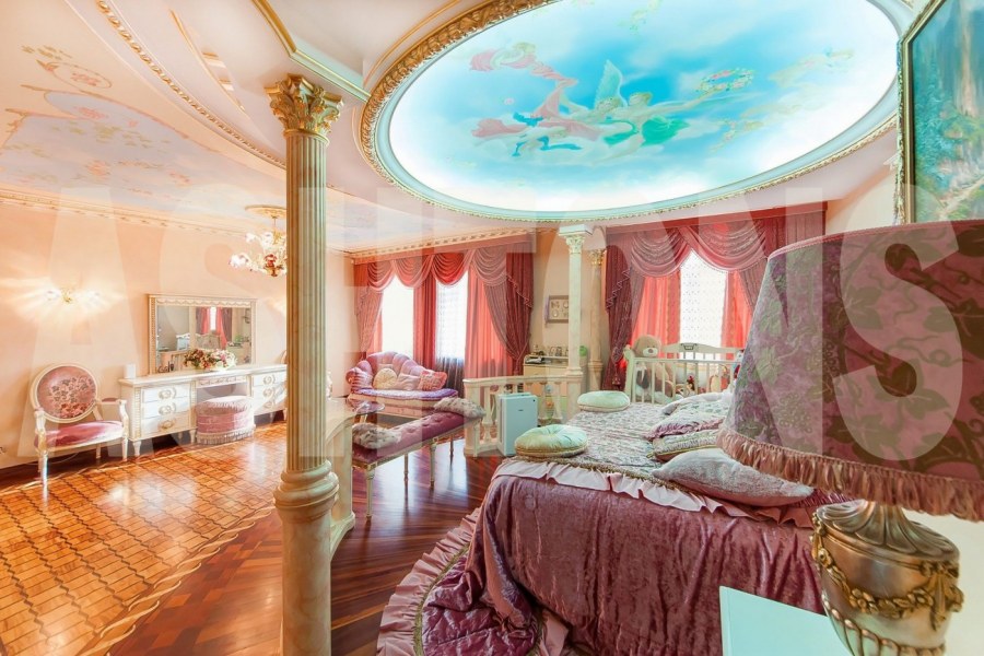 Корабль викингов с алыми парусами