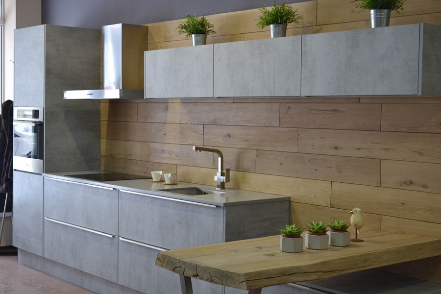 Кухня с фасадами под бетон