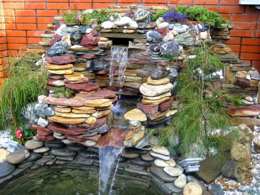 Фонтан из природного камня