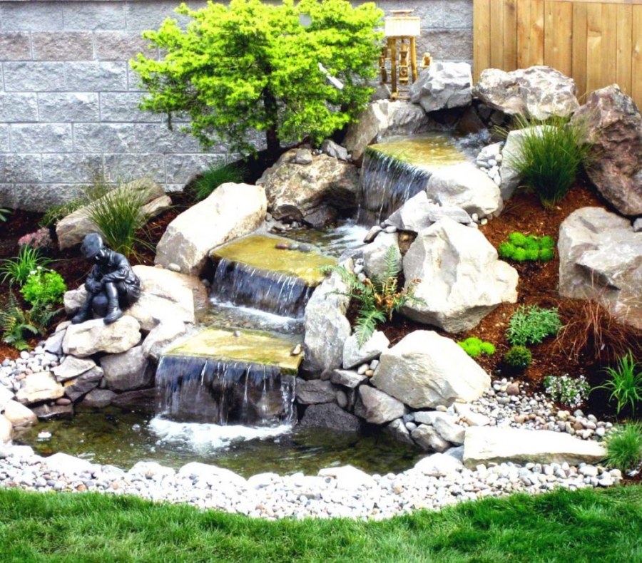 Альпийская горка из камней с прудиком и водопадом