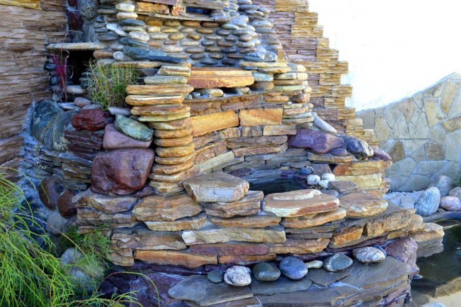 Пристенные водопады из камня