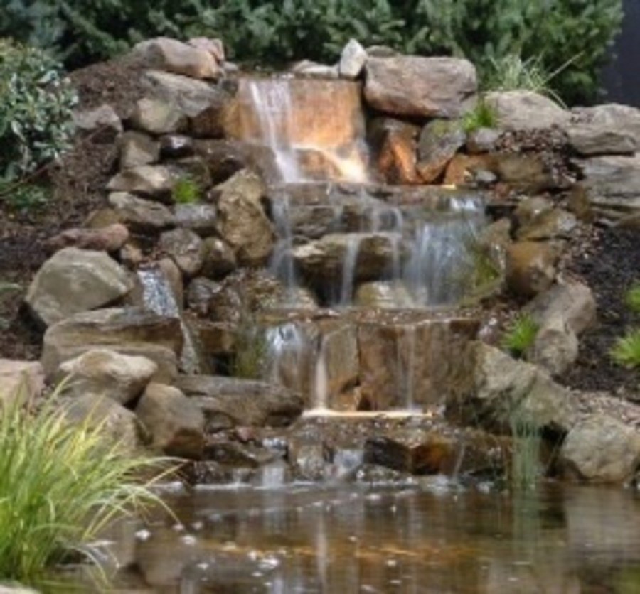 Пруд с водопадом и альпийской горкой