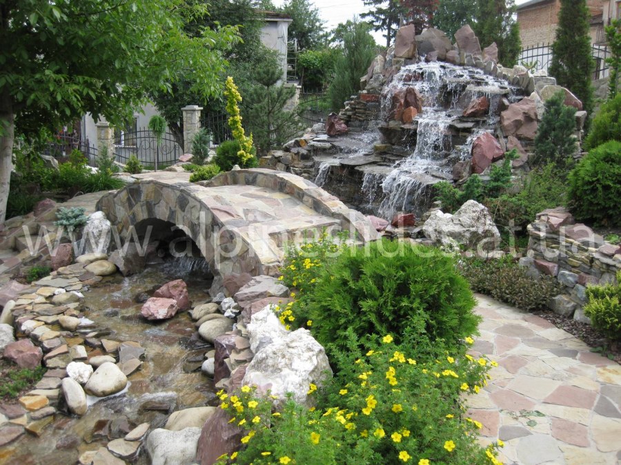 Альпийская горка с гротом