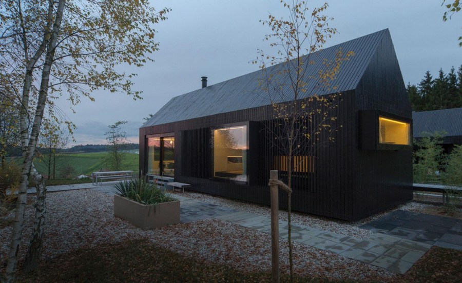 Черный одноэтажный дом