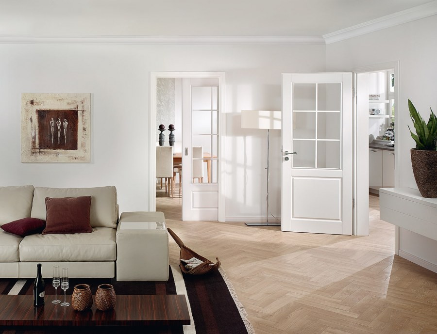 Двери в интерьере гостиной