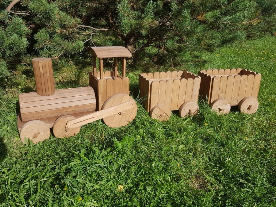 Паровозик из дерева для дачи