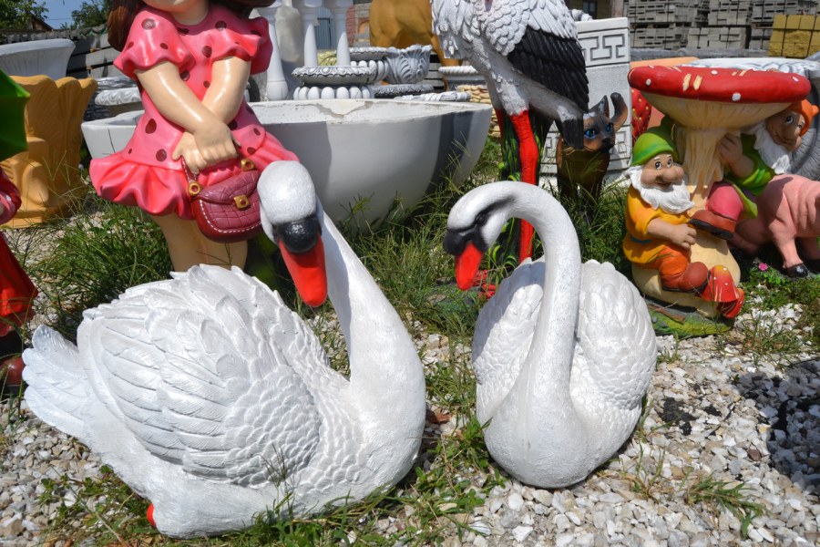 Садовые фигуры в саду