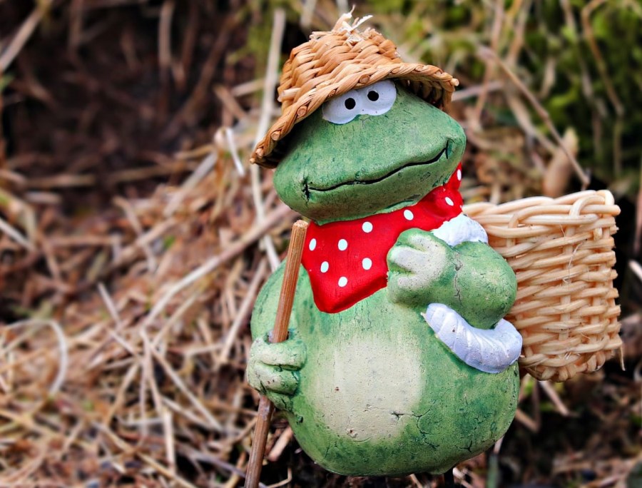 Садовая фигура из подручных материалов