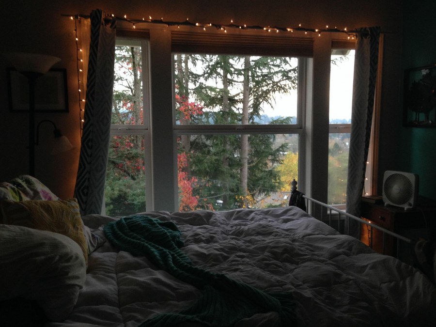 Комната с кроватью ночью