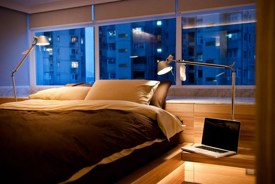 Спальня в квартире ночью