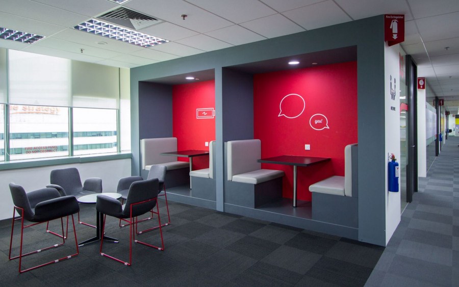 Красно белый интерьер офиса