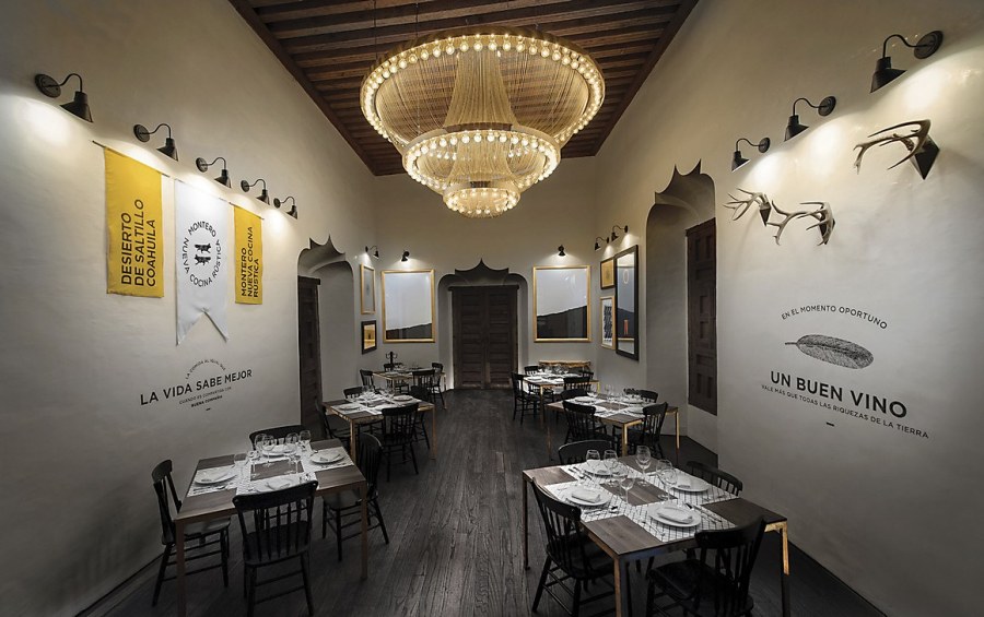 Логотип ресторана в интерьере