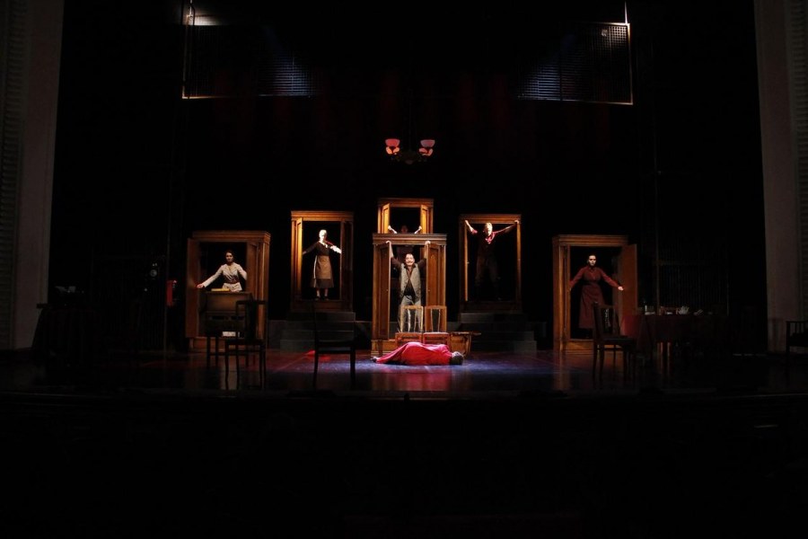 Декорации к спектаклю о войне