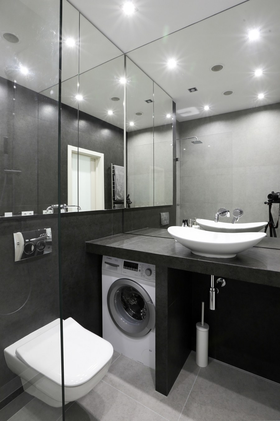 Серая стиральная машина в ванной