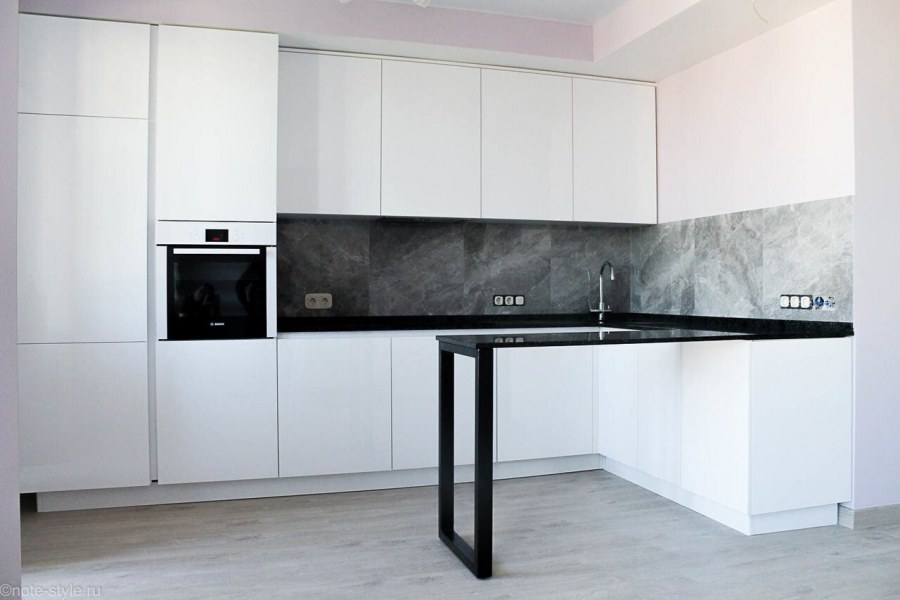 Белая глянцевая кухня без ручек