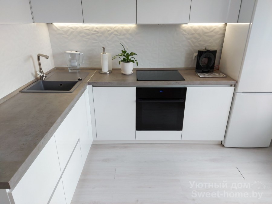 Белая кухня Эггер