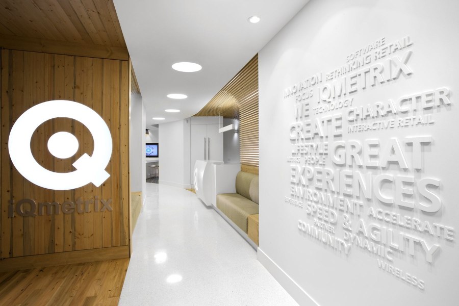 Надпись на стене в интерьере офис