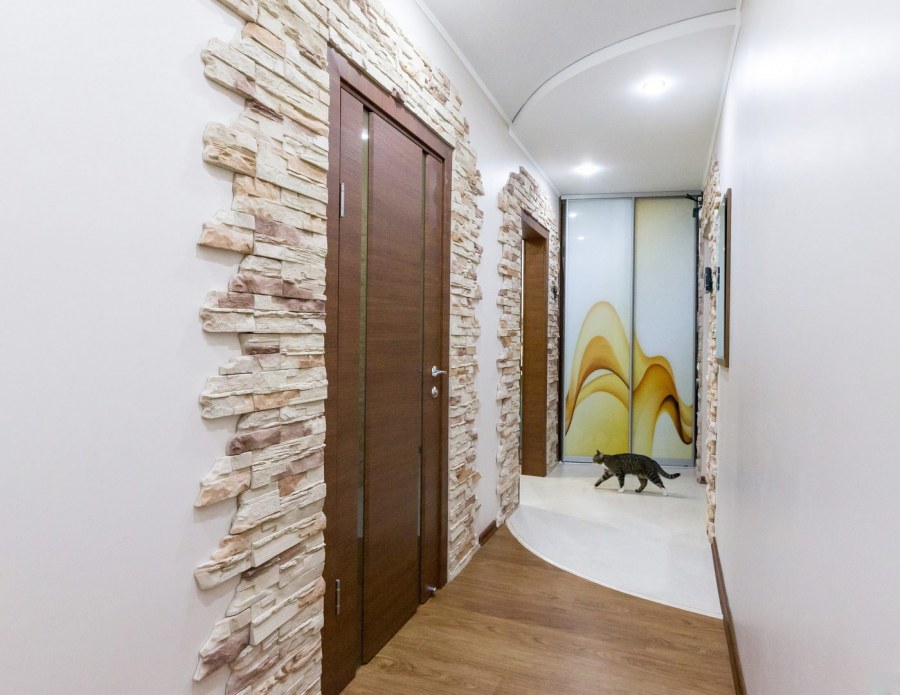 Отделка прихожей декоративным камнем