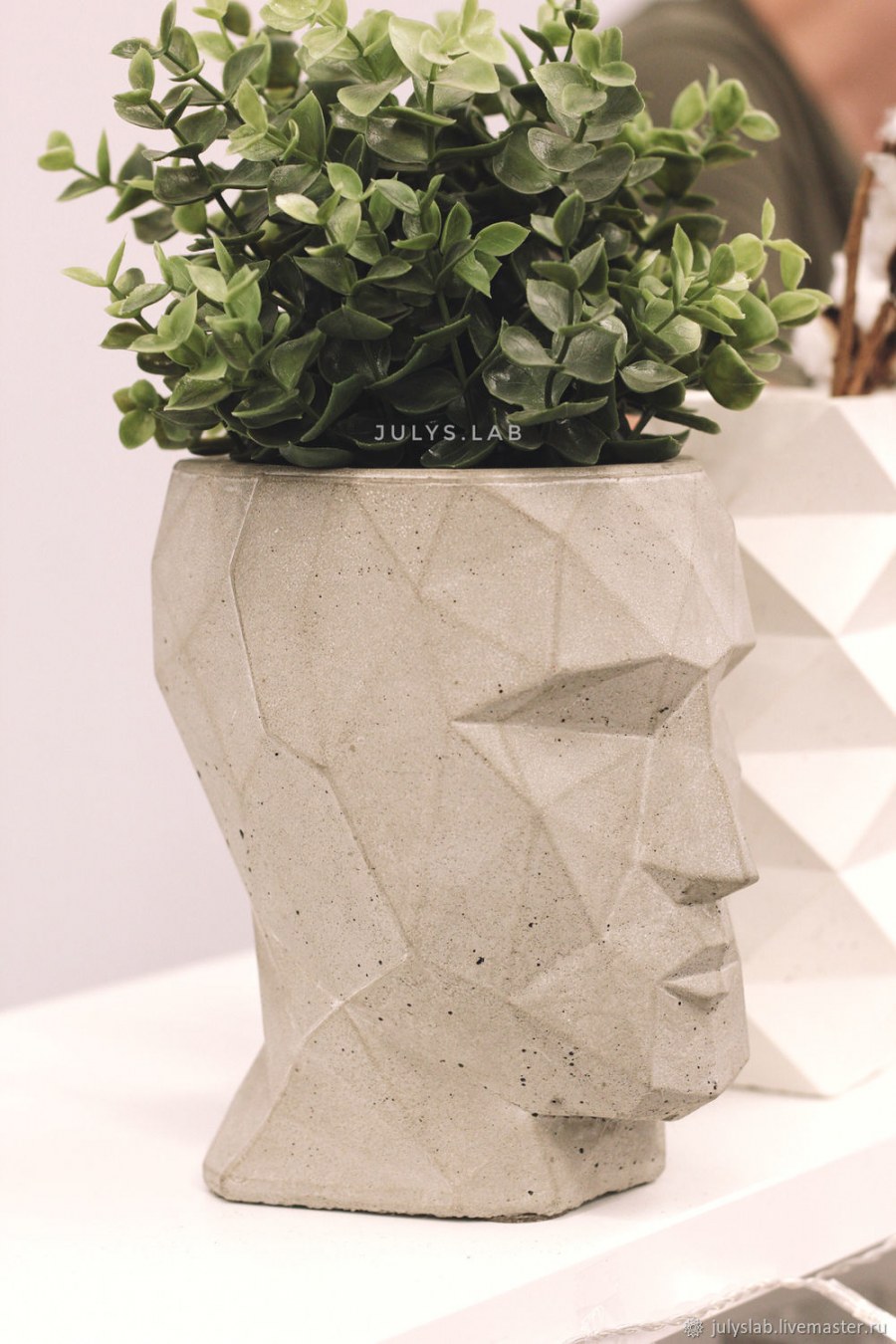 Бетонный цветочный горшок
