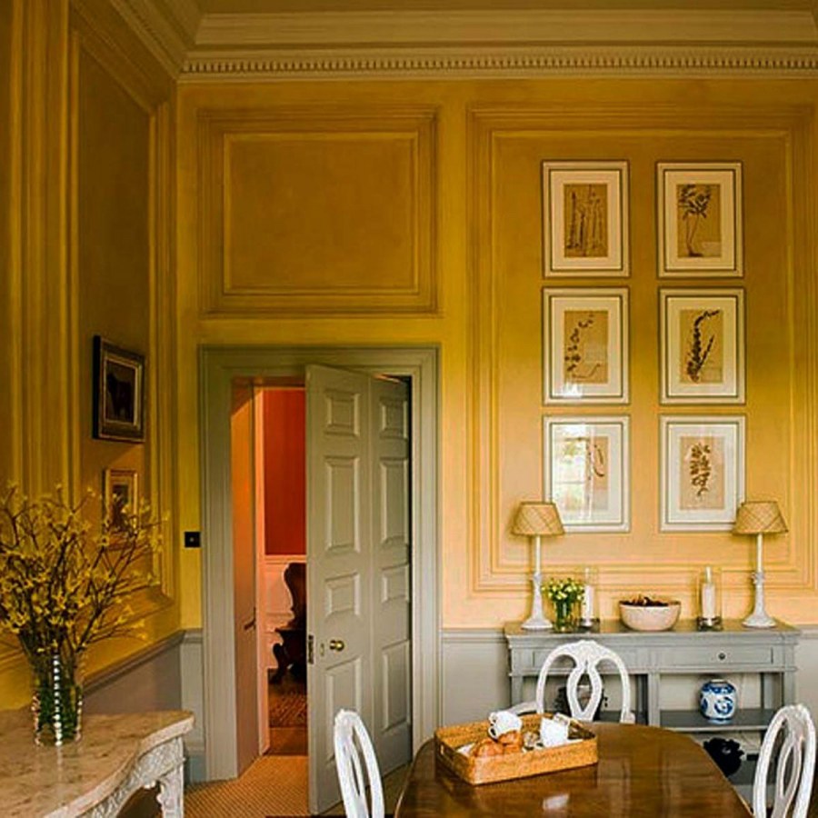 Желтая стена в английском стиле