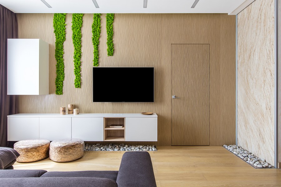 Деревянные панели в гостиной за диваном