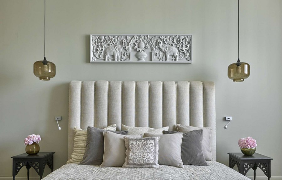 Декоративное панно в спальне серая