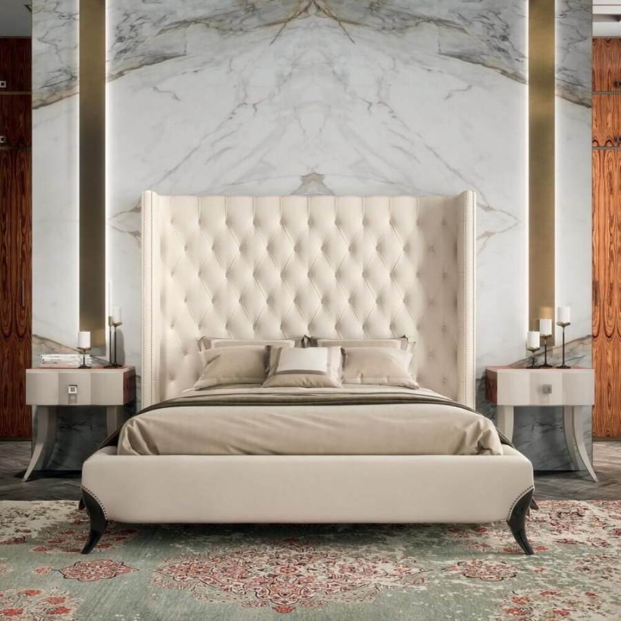 Кровать с высоким изголовьем