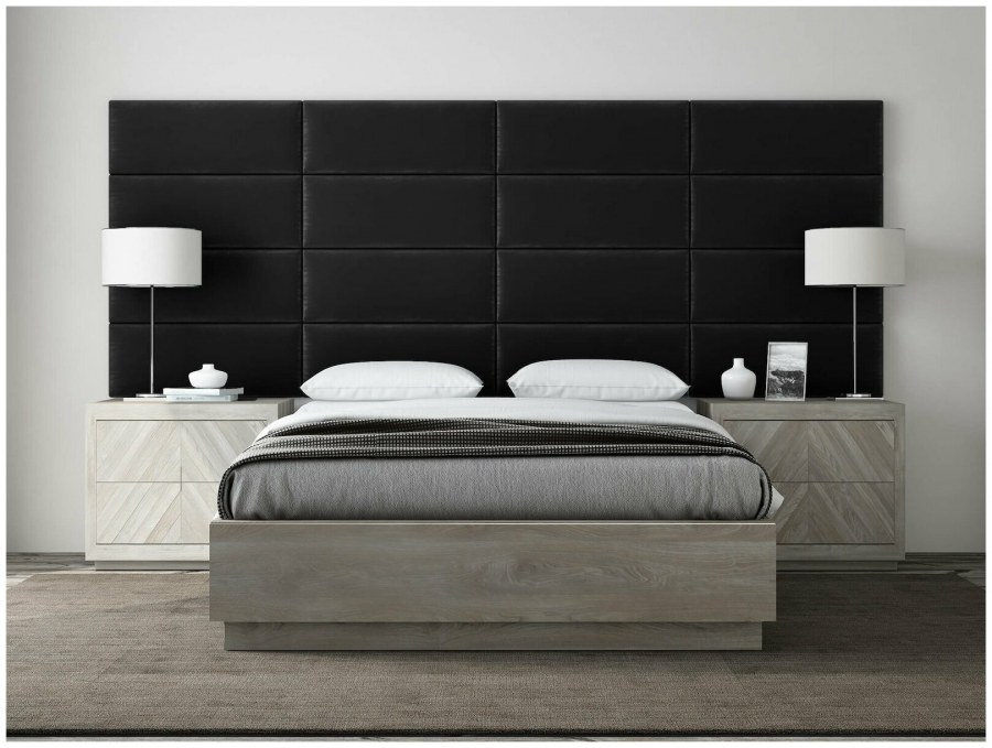 Кровать с широким изголовьем и тумбочками