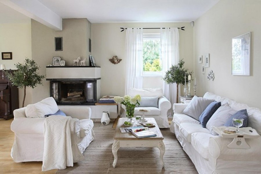 Светлая гостиная в доме