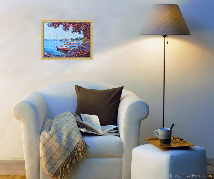 Небольшая картина в интерьере
