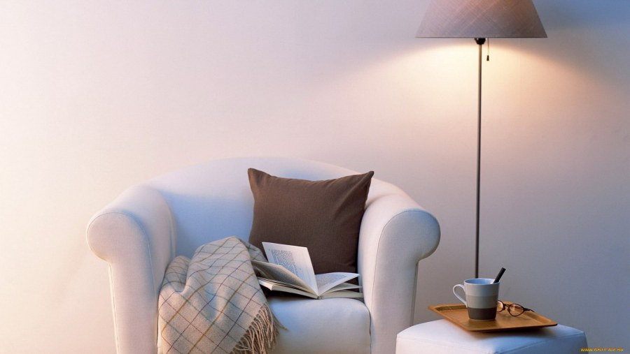 Торшер рядом с диваном