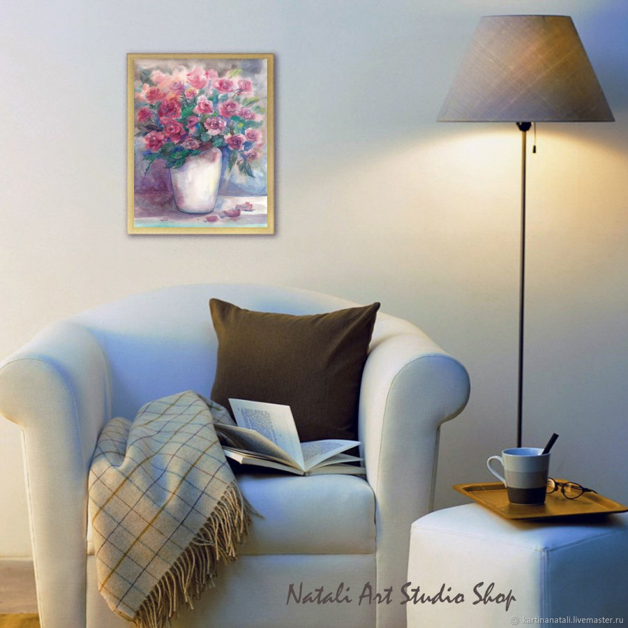 Торшер в комнате