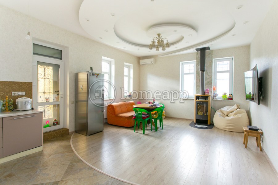 Планировка кухни гостиной с лестницей