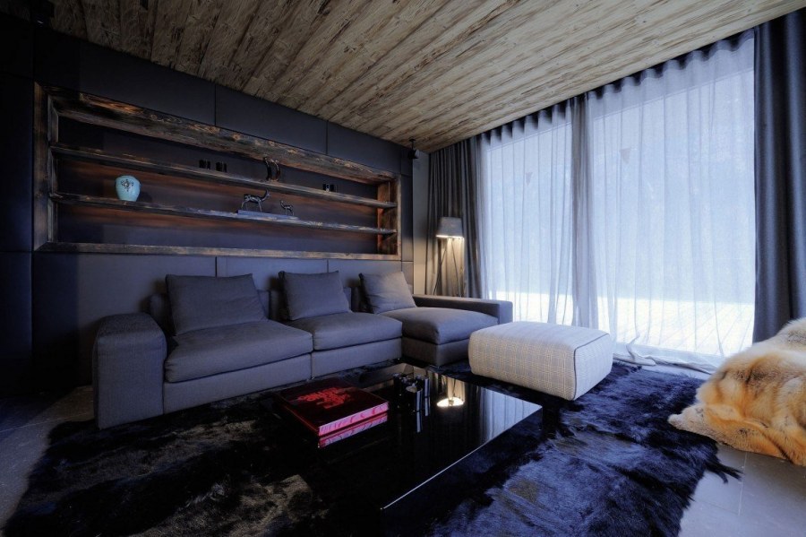 Уютная гостиная в темных тонах