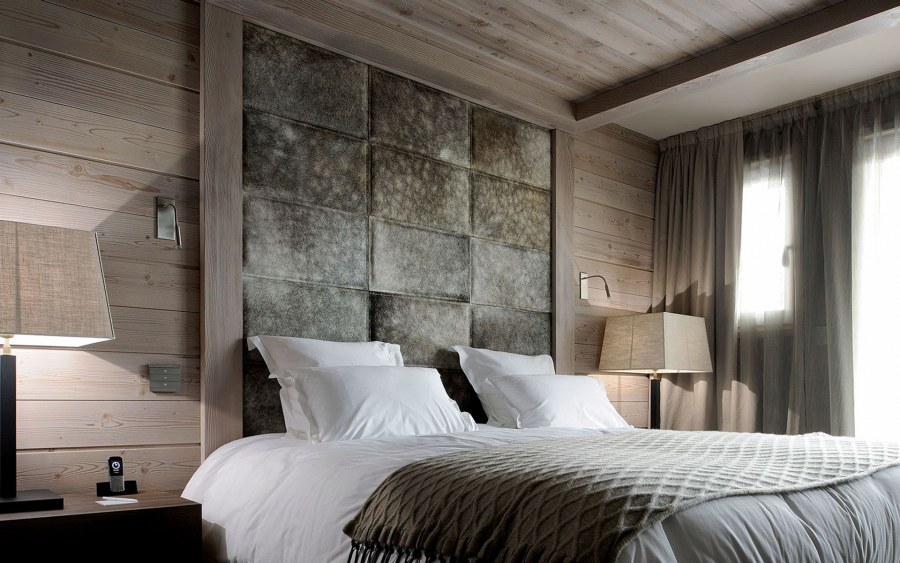 Современная спальня в деревянном доме