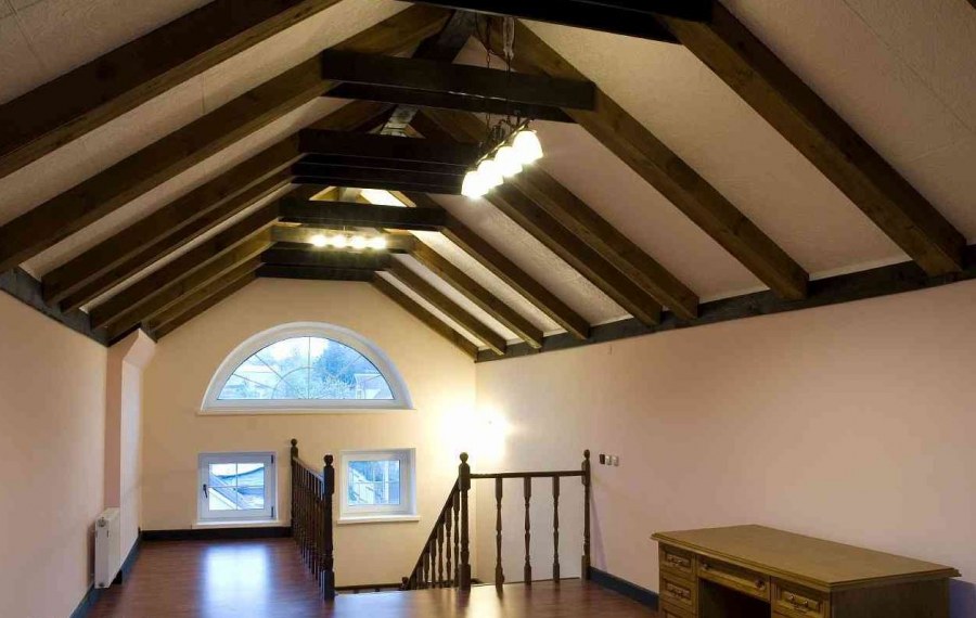 Отделка мансарды двускатной крыши