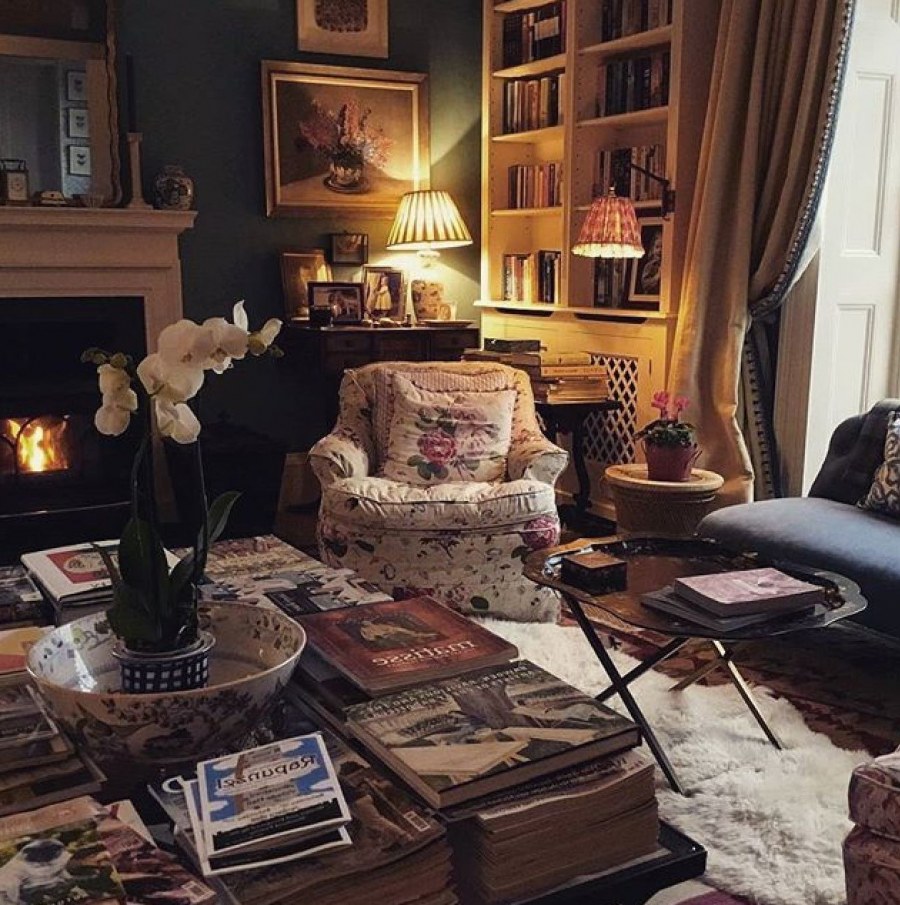 Уютная гостиная с камином
