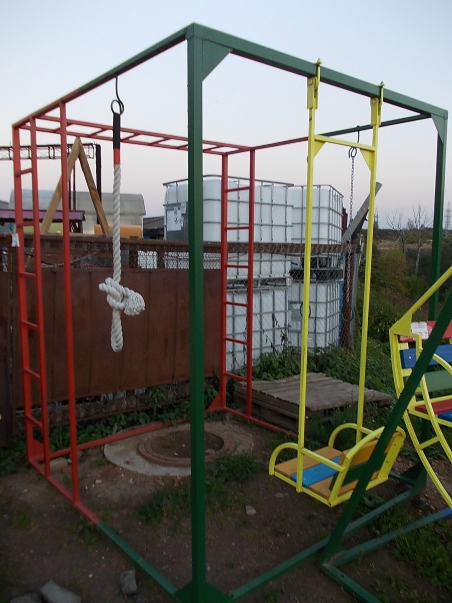 Детская площадка из металла