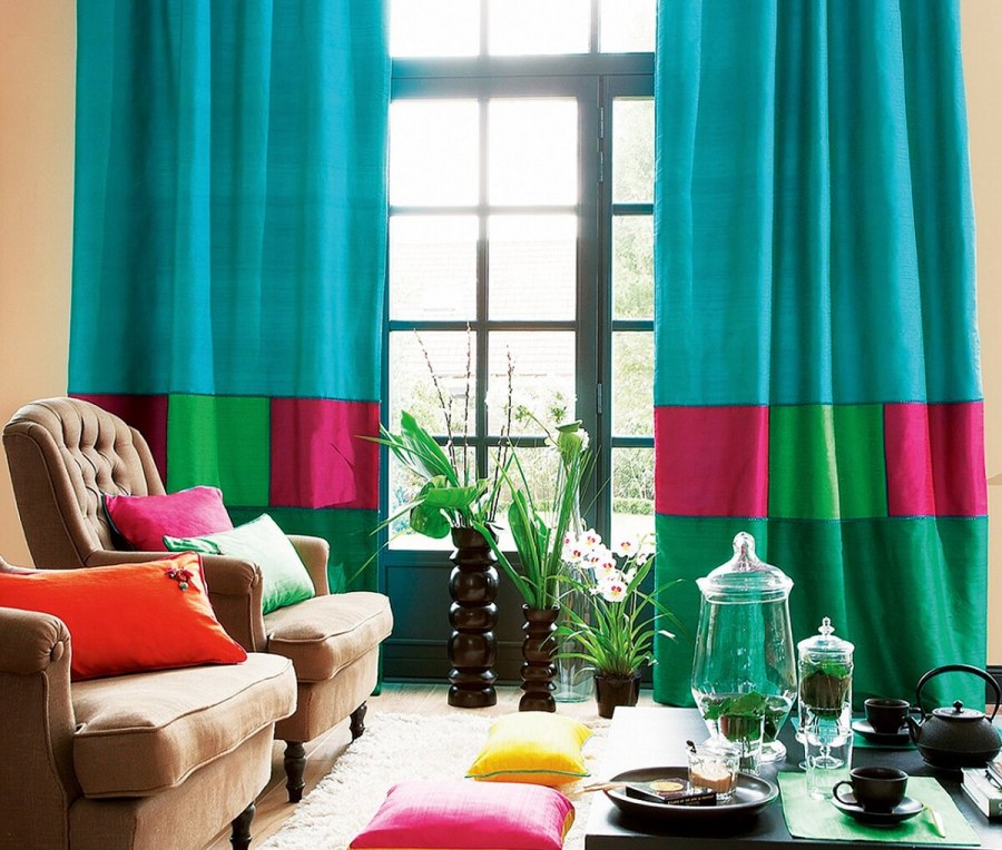 Яркие шторы в интерьере