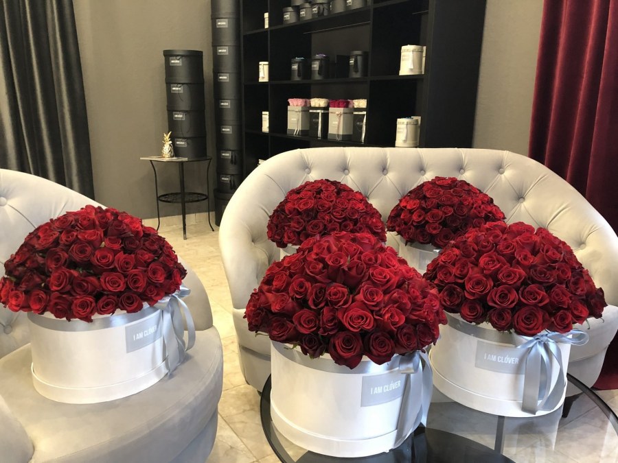 Много роз в комнате