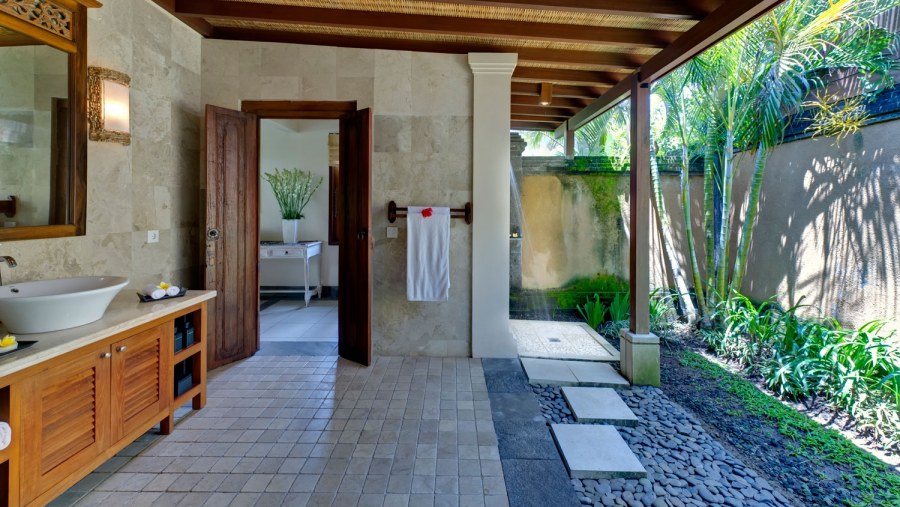 Ванна в стиле тропики