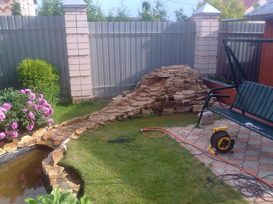 Альпийская горка у забора на даче