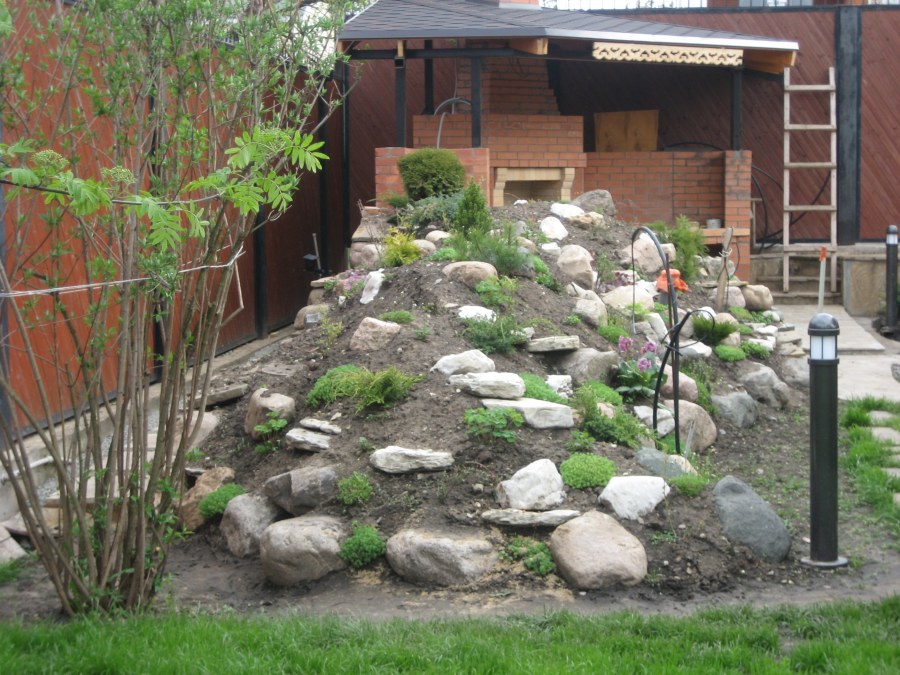 Альпийские горки у забора